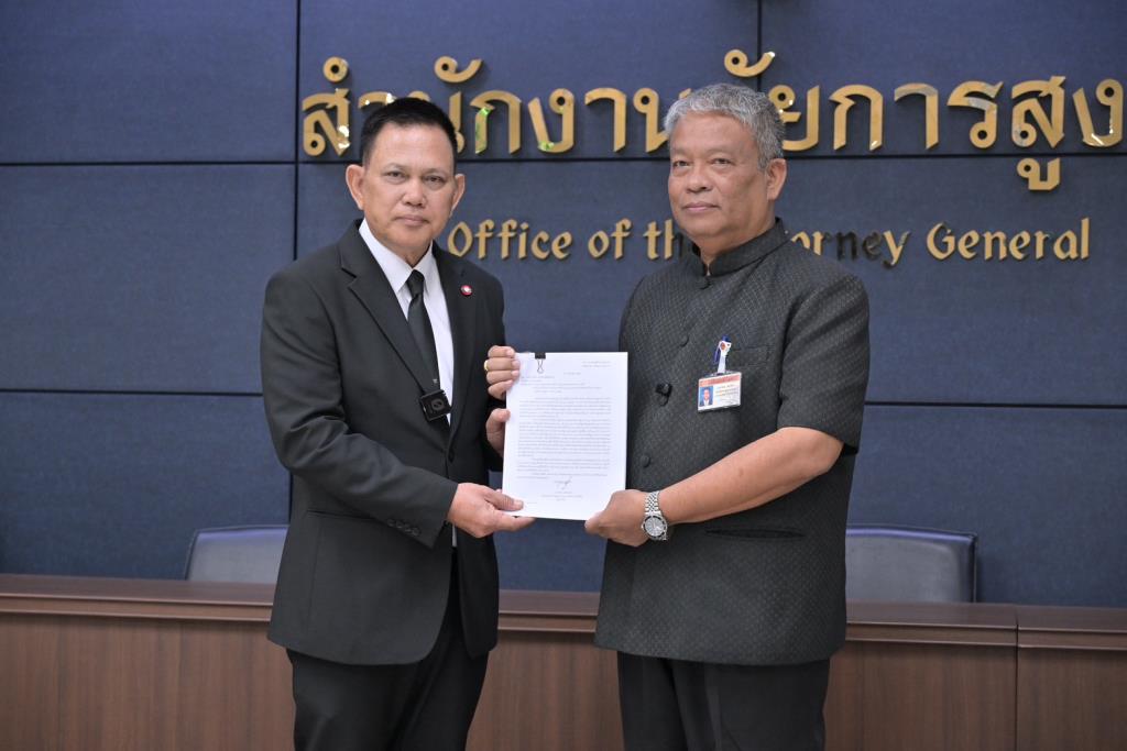 นายวัชระ เพชรทอง อดีต สส.พรรคประชาธิปัตย์ เดินทางมายื่นหนังสือที่สำนักงานอัยการสูงสุด