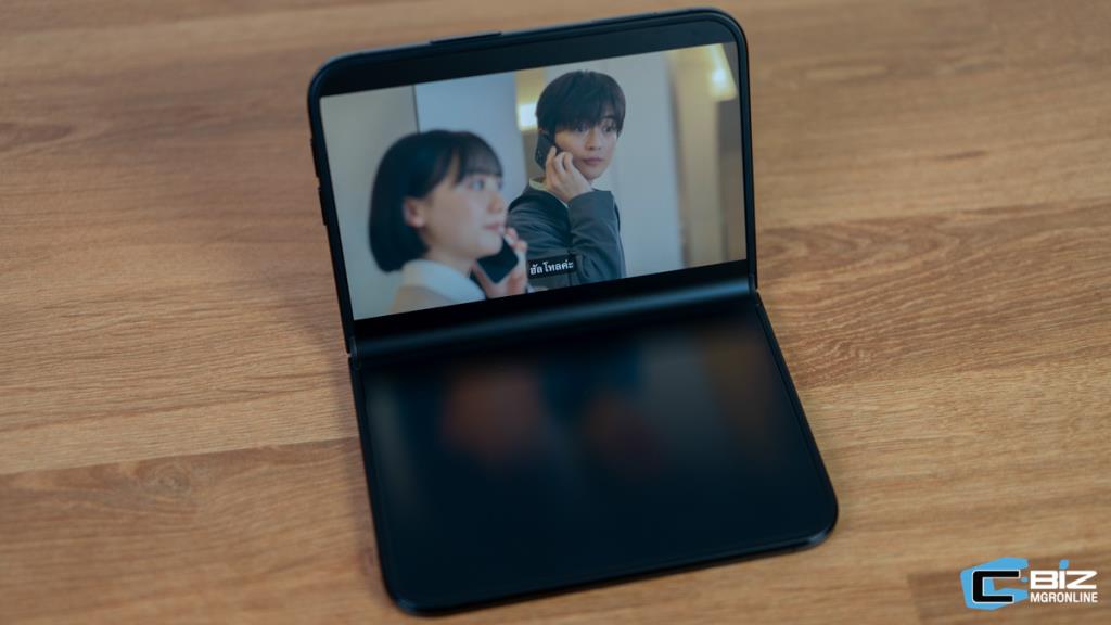 Netflix มีลูกเล่นที่เวลาวางแสดงผลจะมีการจำลองแสงสะท้อนจากเนื้อหาลงบนจอล่าง