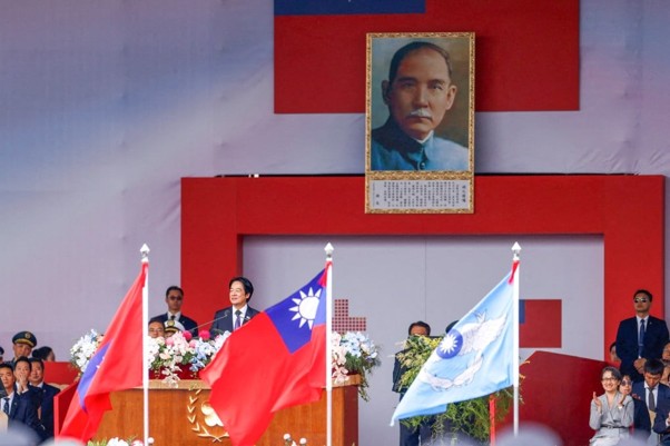 ประธานาธิบดี ไล่ ชิงเต๋อแห่งไต้หวัน กล่าวสุนทรพจน์เบื้องหน้ารูปซุน ยัตเซ็น ระหว่างการฉลองวันชาติวันที่ 10 ตุลาคมของไต้หวัน ซึ่งมีชื่อทางการว่าสาธารณรัฐจีน - ภาพ : รอยเตอร์