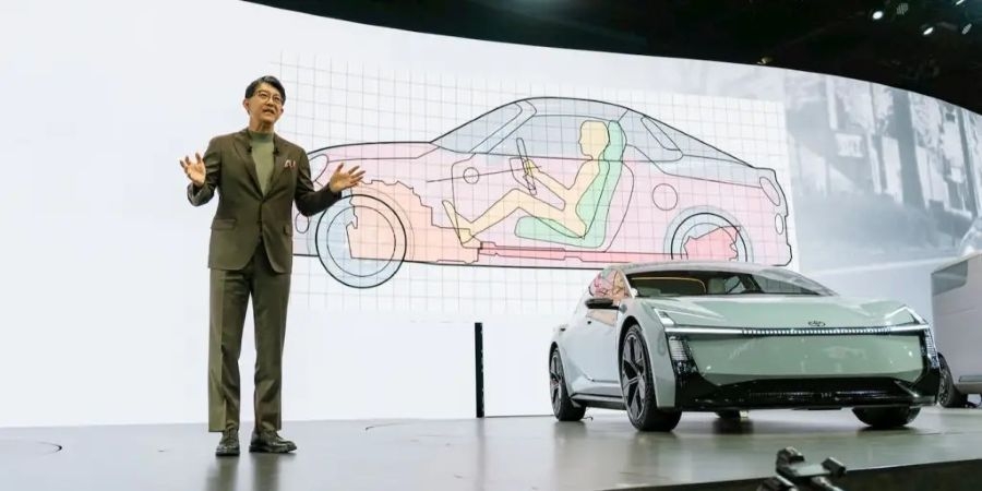 โคจิ ซาโตะ ซีอีโอโตโยต้า เปิดตัว Corolla Concept เจนใหม่ในงานเจแปน โมบิลิตี้โชว์เมื่อปีที่แล้ว (ภาพจากโตโยต้า)