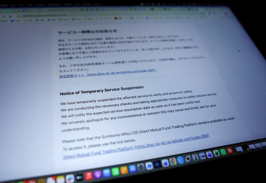 หน้าจอคอมพิวเตอร์เครื่องหนึ่งในกรุงโตเกียวแสดงเว็บไซต์ของบริษัท Sumitomo Mitsui DS Asset Management ซึ่งระบุว่าบริการบางอย่างถูกระงับไว้เป็นการชั่วคราว