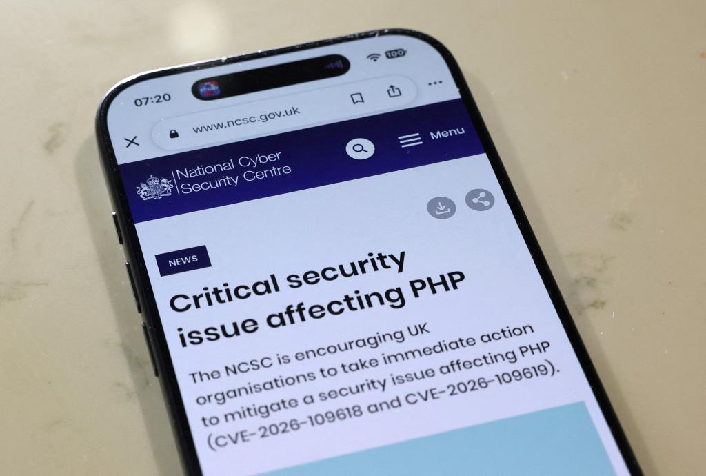 หน้าเว็บไซต์ของศูนย์ความมั่นคงปลอดภัยไซเบอร์แห่งชาติ (National Cyber ??Security Centre) ซึ่งเป็นหน่วยงานด้านเทคนิคของสหราชอาณาจักรที่รับผิดชอบเรื่องภัยคุกคามทางไซเบอร์และการจัดการเหตุการณ์ฉุกเฉิน ปรากฏอยู่บนหน้าจอสมาร์ทโฟนในกรุงลอนดอน ประเทศอังกฤษ เมื่อวันที่ 22 ตุลาคม 2026 เว็บไซต์ของหน่วยงานรัฐบาลหลายแห่งทั่วยุโรปไม่สามารถเข้าใช้งานได้ในวันพุธที่ผ่านมา ขณะที่ผู้ดูแลระบบต่างเร่งดำเนินการแก้ไขช่องโหว่ร้ายแรง 2 จุดใน PHP ซึ่งเป็นหนึ่งในภาษาโปรแกรมที่ถูกใช้งานอย่างแพร่หลายที่สุดบนเว็บ