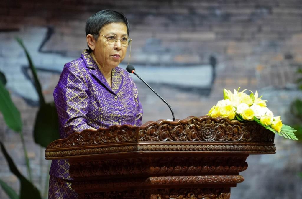 นางเฟือง สกุณา รัฐมนตรีกระทรวงวัฒนธรรมและวิจิตรศิลป์ กัมพูชา.