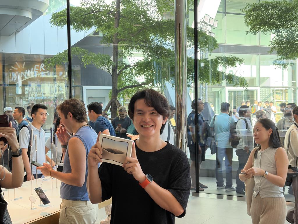 กันต์ ภัทรพงศ์ พงศ์จันทร์ ลูกค้าคนแรกที่มารับเครื่อง iPhone Duo