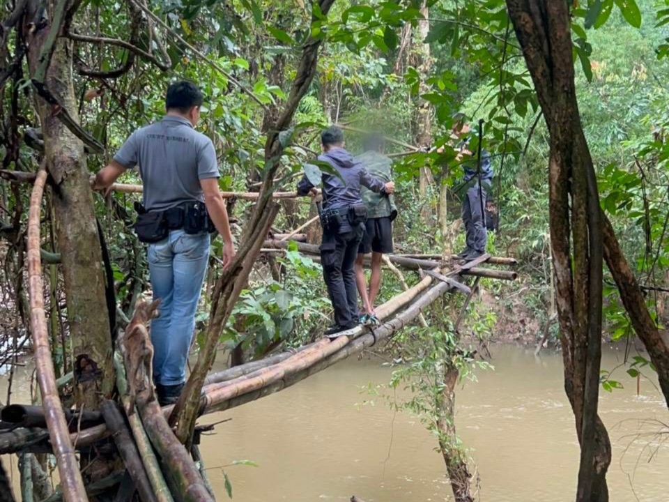 ตร.ทางหลวงลุยป่าลึก! ล้อมจับ“ฤาษี” เอเยนต์ยานรก-ตั้งสำนักชวนโจ๋มั่วสุมเสพยาบ้า