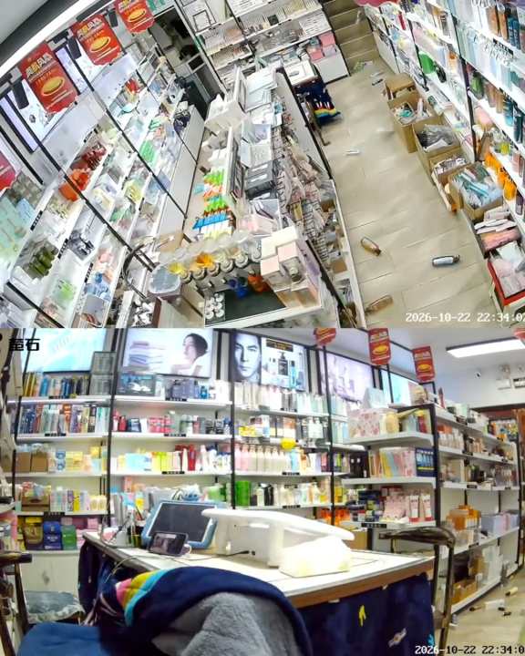 สิ่งของจากชั้นวางสินค้าตกลงมาบนพื้นจากเหตุแผ่นดินไหวในนัคชู ทิเบต เมื่อวันที่ 22 ต.ค. 2026 (ภาพจากกล้องวงจรปิดได้จากโซเชียลจีน เผยแพร่ผ่านรอยเตอร์)
