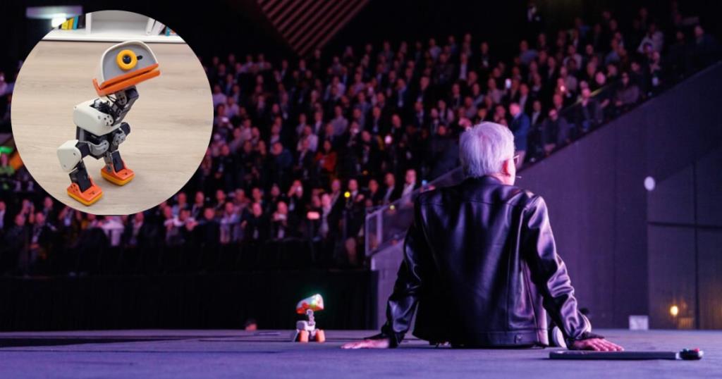 เวทียิ่งใหญ่ แต่ Jensen Huang ประธานเจ้าหน้าที่บริหาร Nvidia เลือกนั่งกับเพื่อนตัวเล็ก Microduck หุ่นยนต์เป็ดน้อยที่กำลังขายดีเป็นกระแสแรง