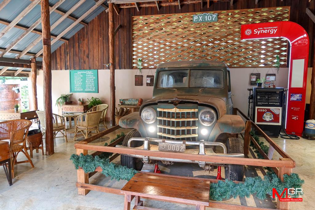 ที่นั่งด้านในร้าน