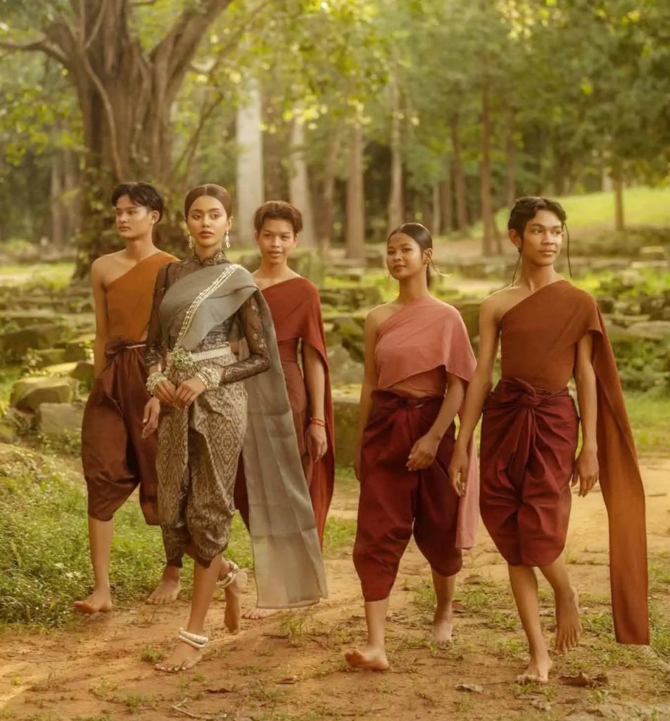 ภาพประกอบจากสมาคมนางงามกัมพูชาที่มีคำบรรยายระบุว่า อิน เลียกเฮนา สวมใส่สไบขแมร์แบบร่วมสมัย พร้อมกับกลุ่มบุคคลที่แต่งกายแบบดั้งเดิม.