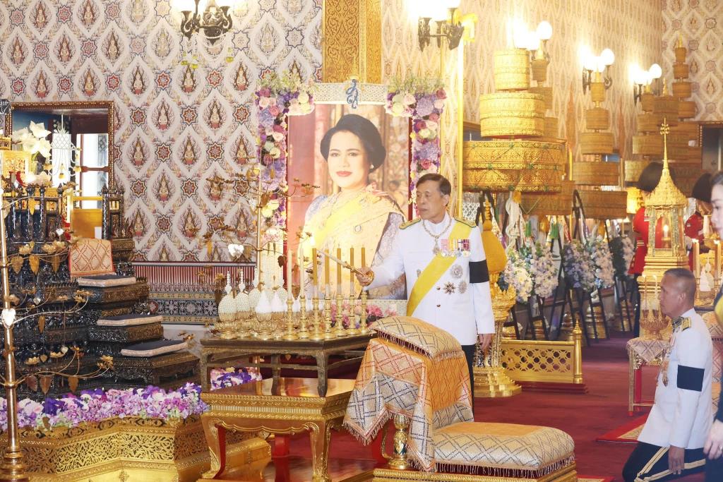 ในหลวง-พระราชินี ทรงบำเพ็ญพระราชกุศลครบรอบ 1 ปี วันสวรรคต “พระพันปีหลวง”