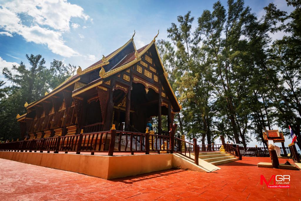 โบสถ์ไม้สักทรงไทยงามวิจิตร 