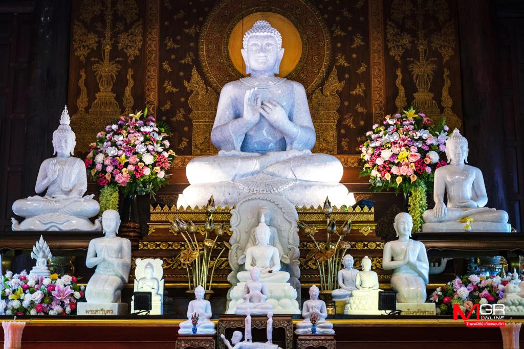 พระพุทธรูปแกะสลักจากหินหยกขาว