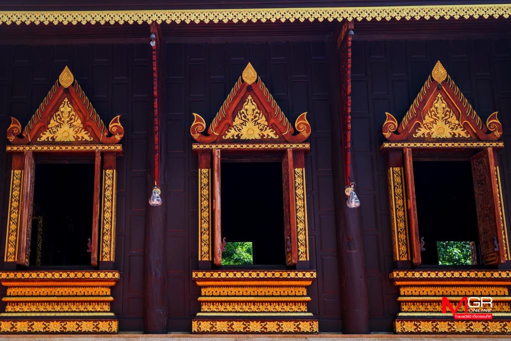 หน้าต่างโบสถ์ไม้สัก