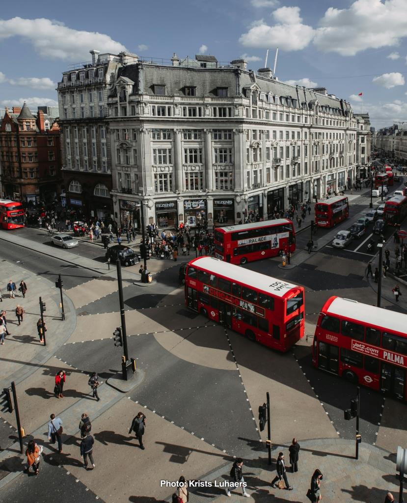 บรรยากาศ Oxford Street ในยุคที่ยังเปิดทำการจราจร