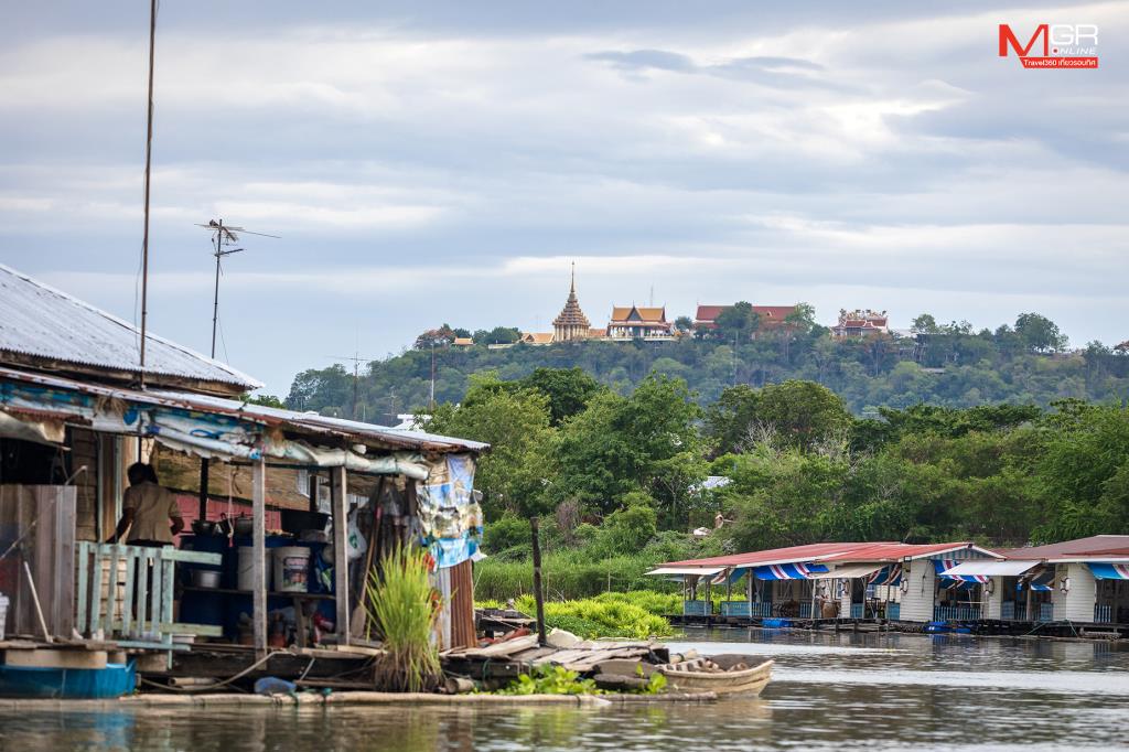 เรือนแพในแม่น้ำสะแกกรัง มองเห็นวัดสังกัสรัตนคีรี (ยอดเขาสะแกกรัง) อุทัยธานี