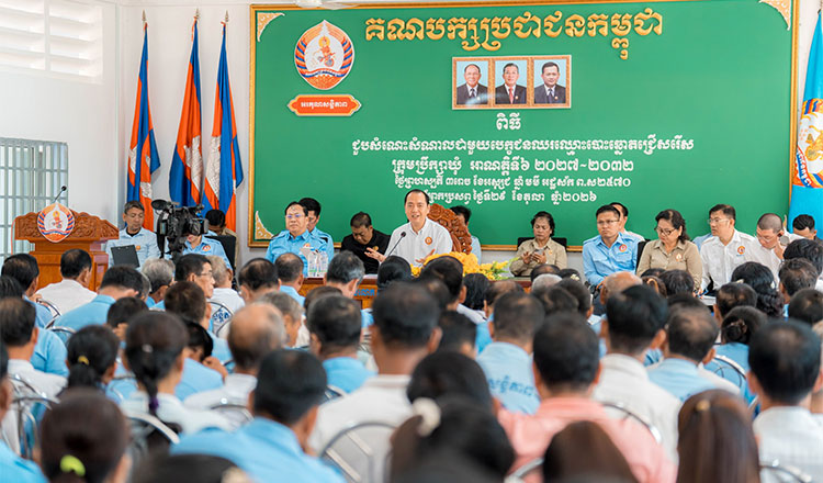 เนธ เพียกตรา ขณะประชุมร่วมกับผู้สมัครรับเลือกตั้งสมาชิกสภาตำบลในจ.กระแจะ