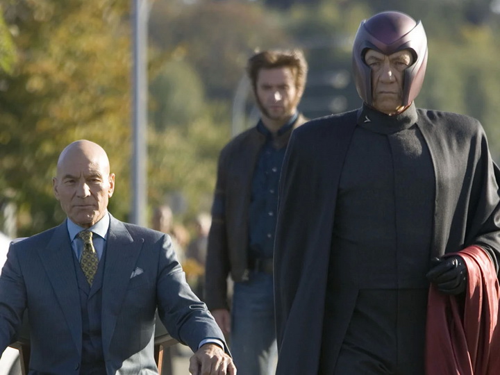 แพทริก สจ๊วร์ตร่วมงานกับเพื่อนสนิทอย่าง เอียน แม็กเคลเลน ในภาพยนตร์ชุด X-Men โดยสจ๊วร์ตรับบทศาสตราจารย์เอ็กซ์ ขณะที่แม็กเคลเลนรับบท แม็กนีโต จนกลายเป็นหนึ่งในคู่ตัวละครสำคัญของแฟรนไชส์