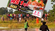 (คลิป)ไวรัลข้ามคืน!ร้านหมูกระทะดังไทรงาม แจกคูปองกินฟรีทุกวันรวม 1.5 แสนบาท ซ่อนจนคนแห่หากันวุ่น