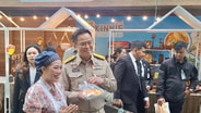 “อนุทิน” อารมณ์ดีเตรียมแถลง พ.ร.ก.กู้เงินฯ ต่อวุฒิสภา แวะซื้อเนคไท 7 เส้นเมดอินไทยแลนด์ กินข้าวเช้าโรงอาหาร