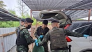 (คลิป)สุดเหิม!แก๊งยานรกลากกระสอบคีตามีนห่อถุงดำข้ามน้ำสายขนขึ้นรถจอดรอฝั่งไทย ยิงใส่ทหารซ้ำ