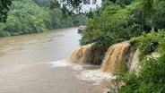 ฝนถล่มกาญจน์! ดินเขาสไลด์ปิดทางอีต่อง-ห้วยเขย่ง จนท.เร่งเคลียร์วุ่น ขณะที่แม่น้ำน้อยล้นตลิ่งท่วมพื้นที่เกษตร