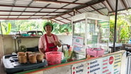 นางสาวรัตนา ธานีเนียม เจ้าร้านลาบเป็ด