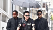 “ทนายตั้ม” ลุคจัดเต็ม ติดหนวด-ใส่เสื้อ SWAT พร้อมบอดี้การ์ด บี้ปมโควตาสลากผู้พิการ อ้างถูกผู้มีอิทธิพลแย่งสิทธิ์
