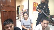 หญิงโพนพิสัยอุ้ม 2 หนุ่มจีนลอบข้ามโขงเข้าบ้าน พบพาสปอร์ตปลอม-สารภาพถูกจ้างมาขนทอง