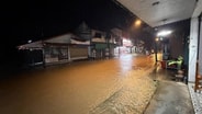 &ldquo;แม่ฮ่องสอน&rdquo;อ่วมซ้ำ!ฝนหนักน้ำป่าหลาก &ldquo;บ้านกะเหรี่ยงคอยาว&rdquo;โกลาหล-ถนนออกชายแดนห้วยผึ้ง ผ่านไม่ได้