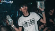 Malone Lam ถือเงินสดจำนวนมากที่ไนต์คลับแห่งหนึ่งในไมอามี สหรัฐอเมริกา ในเดือนกันยายน 2024 (รูปภาพ: กระทรวงยุติธรรมของสหรัฐอเมริกา)