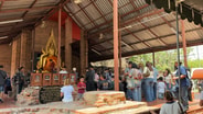 ข่าวฉาววัดไม่สะเทือนศรัทธา! วันหยุดชาวพุทธแห่ไหว้พระอยุธยาคึกคัก &ldquo;วัยรุ่น&rdquo; สแกน QR ทำบุญ ผู้สูงวัยยังควักเงินสด