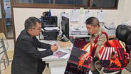 ส่อล้ำเส้น!พบอีกนักร้องแหล่งบันเทิงลำปาง แต่งตัวเลียนแบบพระขึ้นเวทีล้อกระแส &ldquo;สมีโชติ&rdquo;