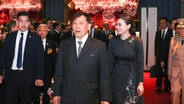 ฉลองพระองค์พระราชินี เสด็จฯเยือนเวียดนาม ชุดที่ 1 ทรงฉลองพระองค์ชุดเดรสยาวประยุกต์จากผ้าไหมมัดหมี่