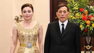 ทรงพระสิริโฉม  พระราชินี ทรงฉลองพระองค์ชุดไทยดุสิต ในงานถวายพระกระยาหารค่ำ ณ พระราชวังทงคิน