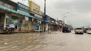 ฝนถล่มโคราชตต่อเนื่อง น้ำ&ldquo;อ่างลำเชียงไกรตอนบน&rdquo;ล้นสปิลเวย์ ทะลักท่วมตลาดด่านขุนทด