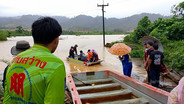 ตราดจมบาดาล  30 ครัวเรือนติดเกาะ ถนนขาดต้องใช้เรือรับ-ส่ง