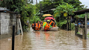(คลิป) ปากช่องอ่วม! น้ำป่าเขาใหญ่ทะลักท่วมถนน-บ้านเรือน บางจุดสูงถึงอกถูกน้ำปิดล้อม กู้ภัยเร่งอพยพผู้ป่วย-ผู้สูงอายุ-เด็กออกจากจุดเสี่ยง