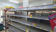 ฝนตกหนักต่อเนื่องน้ำท่วมขังซอยสามัคคี ชาวบ้านเดือดร้อนแห่กักตุนสินค้าจนเกลี้ยงชั้นวาง