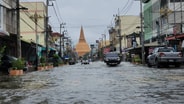 ฝนถล่มนครปฐม น้ำท่วมรอบเมือง! รถจมหลายคัน ทางลอดใช้ไม่ได้ การจราจรอ่วม