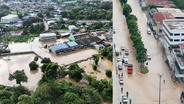 (รวมภาพมุมสูง) มวลน้ำป่าเขาใหญ่ทะลักล้นลำตะคอง ท่วมเมืองปากช่องอ่วม ถนน-บ้านเรือน-รีสอร์ตจม จนท.เร่งนำเรือช่วยเหลือปชช.