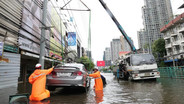“เพชรบุรีตัดใหม่” ยังอ่วม! น้ำท่วมสูง รถเล็กผ่านไม่ได้ ตำรวจเร่งยกรถจมน้ำพ้นถนน