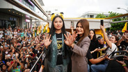 โมเมนต์น่ารัก! “เนเน่ รอยัล” แจกยิ้มสดใส ทักทายแฟนคลับ ขณะนั่ง EV เปิดประทุนตระเวนรอบเมืองเก่าภูเก็ต