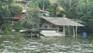 เขื่อนแก่งกระจานน้ำเกือบเต็มอ่าง! บ้านท่าลิงลมจมน้ำแล้ว 5 หลัง ชาวบ้านเร่งขนของหนี หวั่นกระทบ 8 หมู่บ้านกว่า 2,000 ครัวเรือน