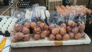 พิษน้ำท่วม! ไข่ไก่ขึ้นแผงละ 6-10 บาท เบอร์ 0 แตะ 140 บาท ร้านศรีราชาโอดขาดส่ง 2-3 วัน