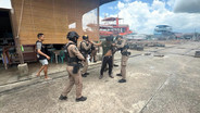 ระทึกใกล้โรงเรียน! ช่างสีเรือชักปืนขู่นายจ้าง ปมทวงค่าแรง ตำรวจตราดชาร์จจับทันควัน ตรวจพบเป็นปืนบีบีกัน