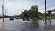 ปราจีนบุรีอ่วม! “บ้านสร้าง” รับมวลน้ำเต็มพื้นที่ ท่วมสูง 2-3 เมตร 11 เส้นทางถูกตัดขาด ระดมเรือ 80 ลำเร่งผลักน้ำลงบางปะกง