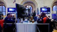 น้ำมันลงหลังเร่งระบายคลังสำรอง หุ้นสหรัฐฯปิดลบและทองคำร่วง$46