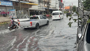 ฝนถล่มอ่างทอง! น้ำท่วมขังทั้งเมืองสูง 20-50 ซม. เทศบาลเร่งสูบระบาย คาด 1-2 ชั่วโมงคลี่คลาย