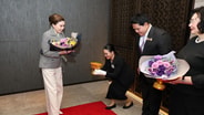 พระราชินี เสด็จฯ ถึงเมืองซับโปโร เอกอัคราชทูต พร้อมผู้ช่วยทูตฝ่ายทหาร รองประธานสหพันธ์ฮอกกี้น้ำแข็งแห่งญี่ปุ่น เฝ้าฯ รับเสด็จ
