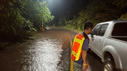 ราชบุรีฝนถล่ม! น้ำป่าไหลหลากสวนผึ้งท่วมถนน 3 อำเภอ ผู้ว่าฯ ส่ง Cell Broadcast เตือนภัย ล่าสุดน้ำเริ่มลด